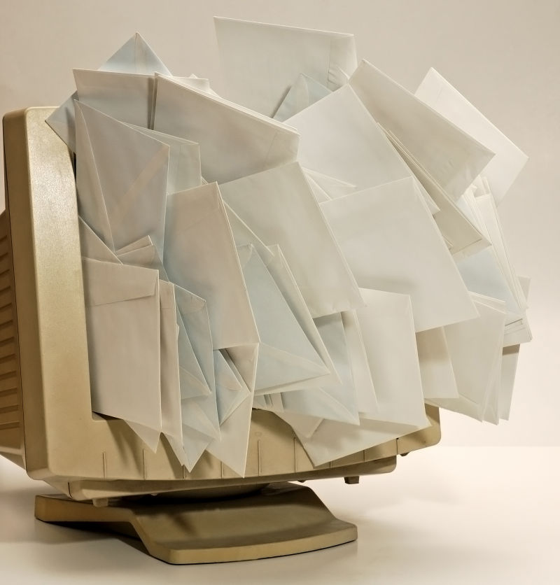 塞在电脑上的一对白色邮件