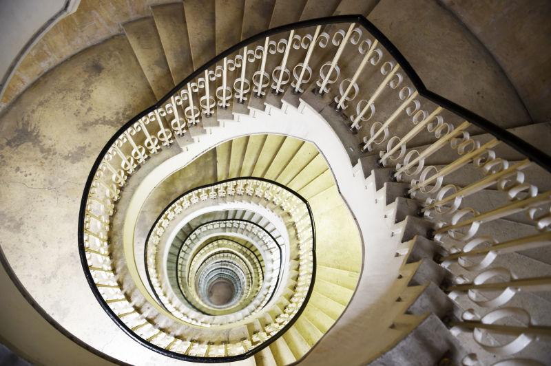 高层建筑内部的螺旋楼梯