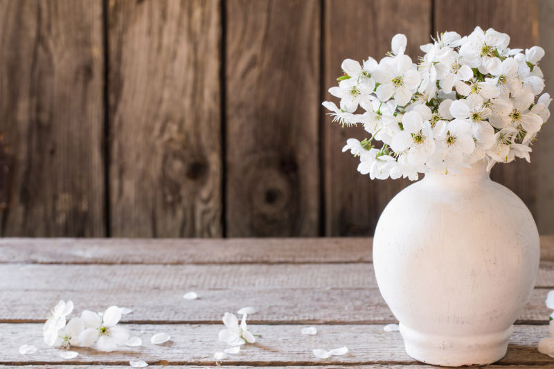 花瓶里的花朵图片 木桌上花瓶里的白色花素材 高清图片 摄影照片 寻图免费打包下载