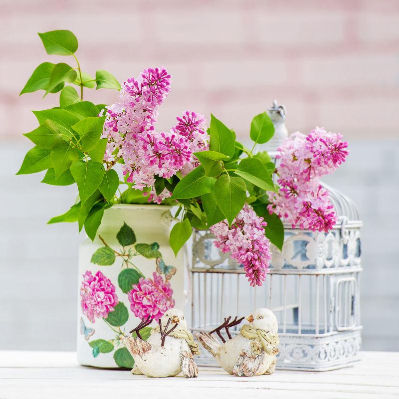 花瓶里美丽的丁香