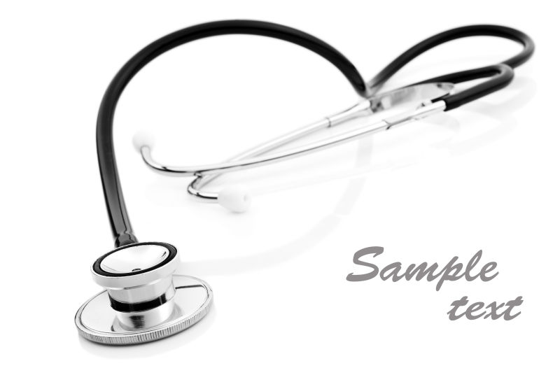 白色背景中的医学听诊器