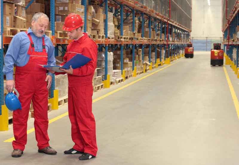 仓库中的两位仓库员