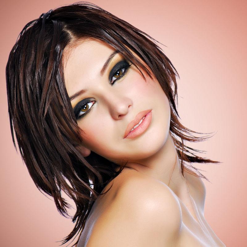 创造性发型的美丽女人