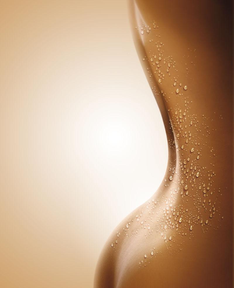 沐浴后的女性身体