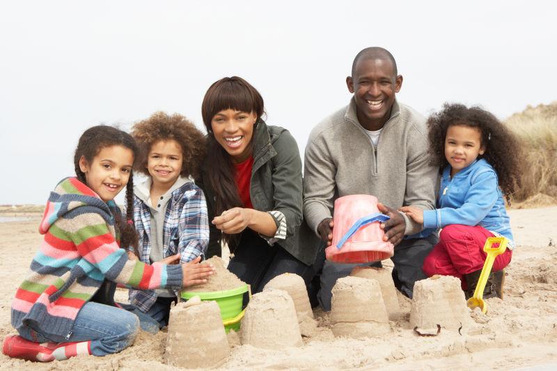 沙滩上玩耍的五口之家
