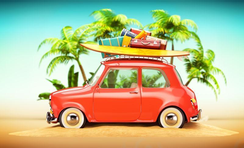 红色汽车上的行李箱和冲浪板