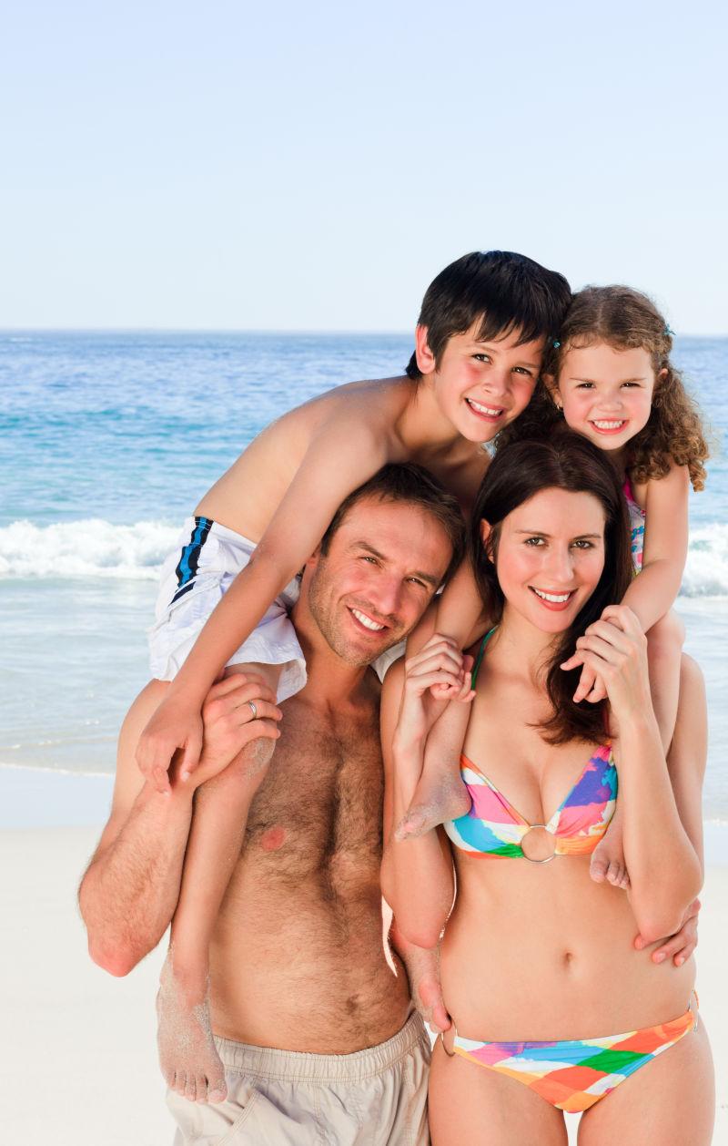 海边快乐一家人