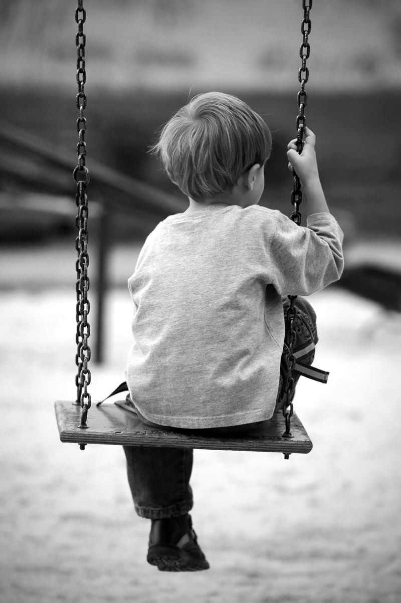 秋千上的孤独小男孩图片 黑白背景下公园里坐在秋千上的孤独男孩素材 高清图片 摄影照片 寻图免费打包下载