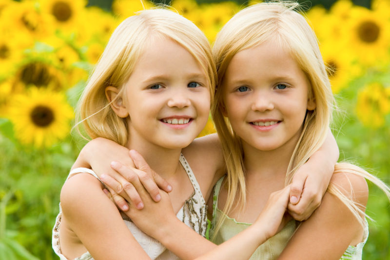 快乐拥抱的姐妹