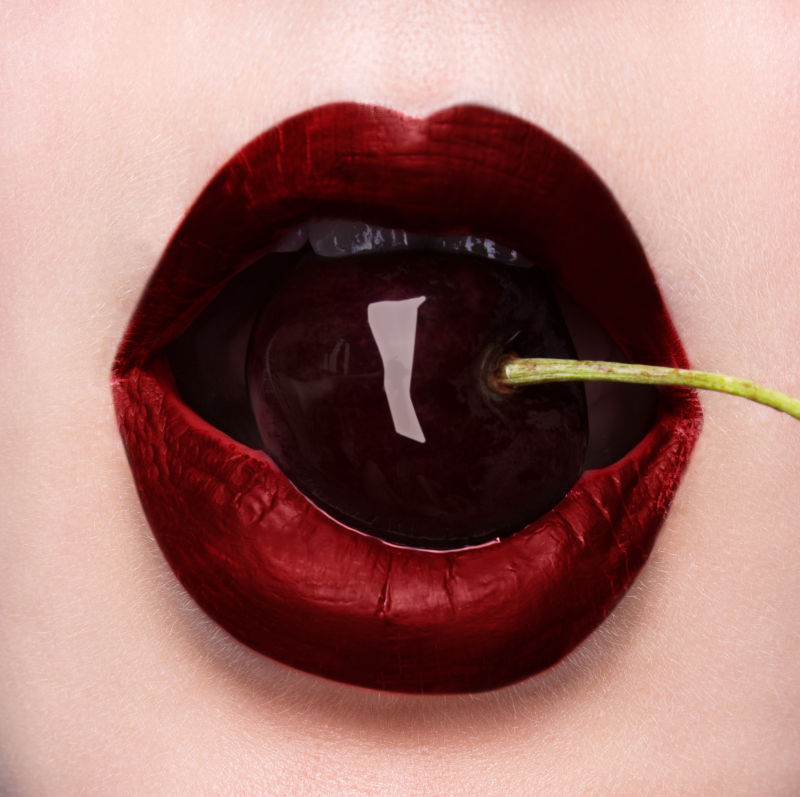 嘴里含着一颗紧闭的樱桃