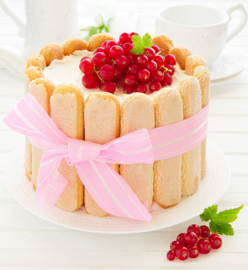 树莓和奶油蛋糕甜点