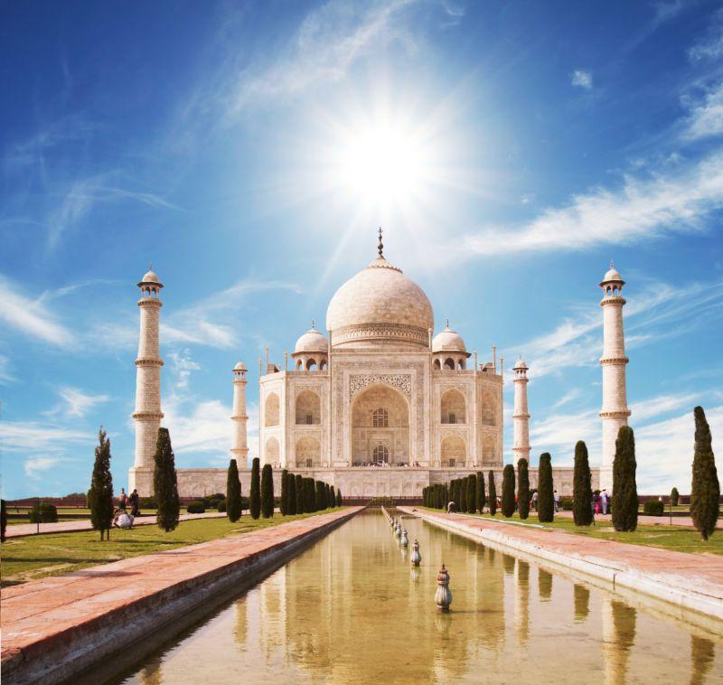 有阳光的蓝天背景下的泰姬陵宫