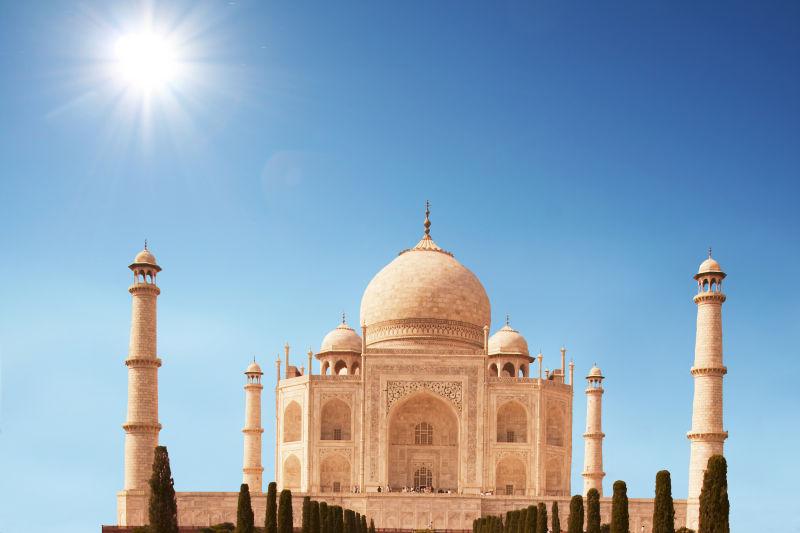 有太阳的蓝天下的泰姬陵