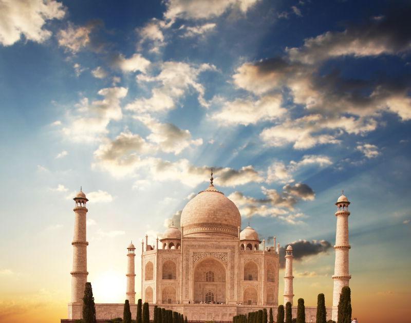 蓝天白云下的泰姬陵宫