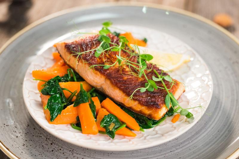 胡萝卜和菠菜的三文鱼的牛排