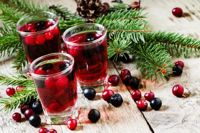 木板上的杉木枝条和黑樱桃越冬饮料