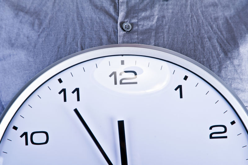 蓝色上衣上的时钟