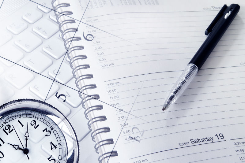 钢笔时钟日记日历页和键盘