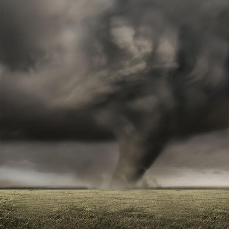 穿过田野的巨大龙卷风