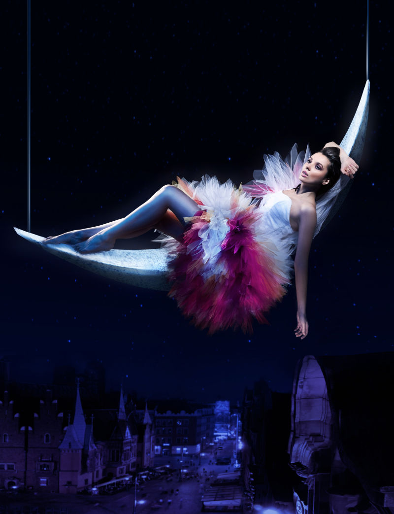 躺在月亮的年轻女人