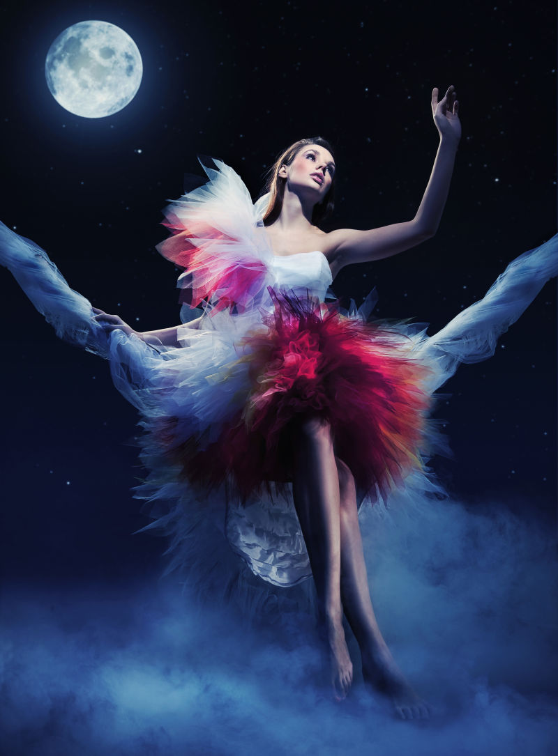 穿着纱裙的美女