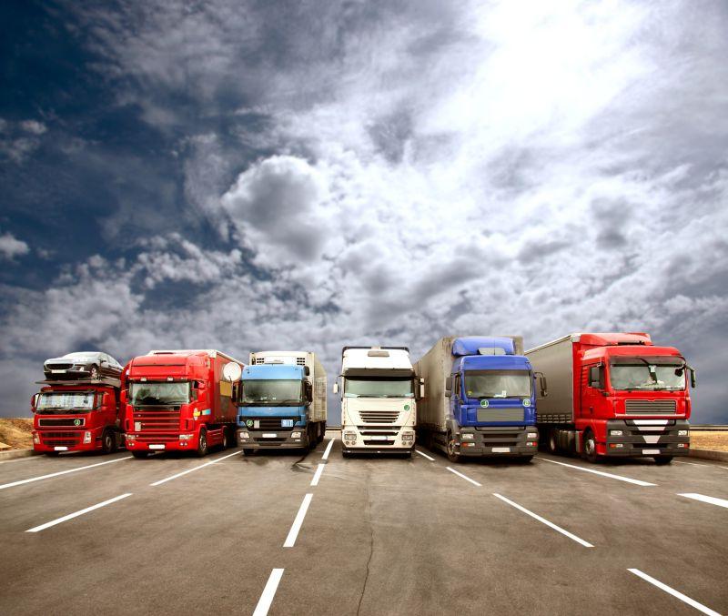 蓝天白云下的红色蓝色被色等颜色的卡车