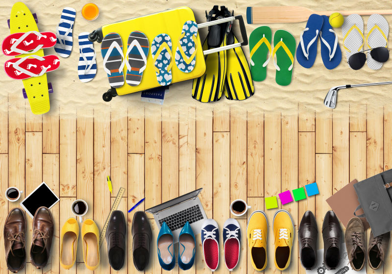 沙滩上的鞋子和沙滩鞋