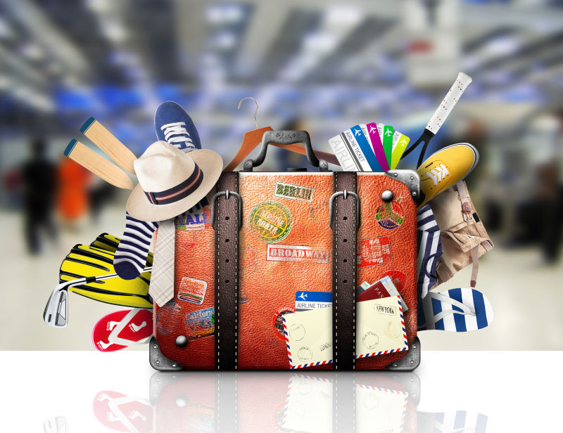 机场装满东西的复古行李箱