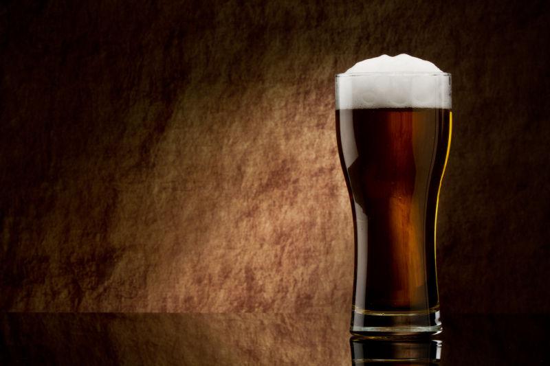 摆放在桌子上的啤酒