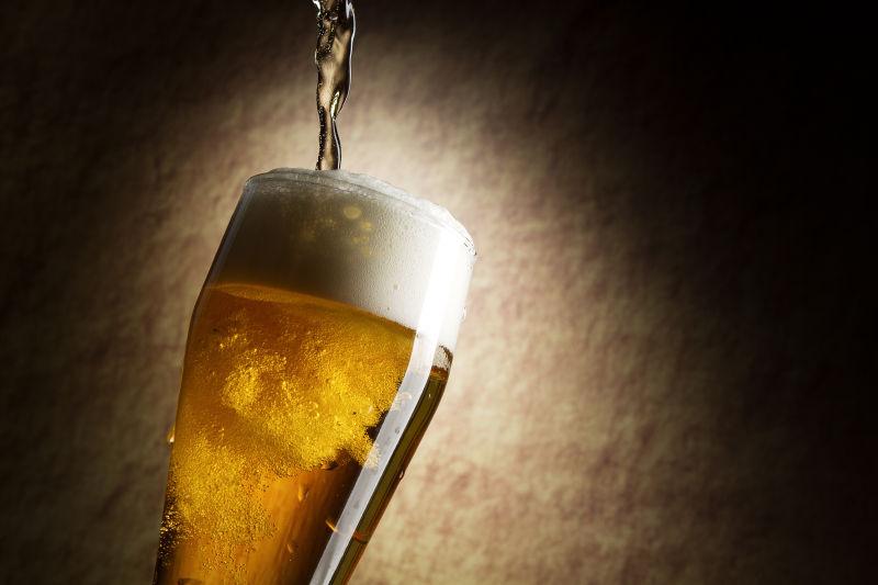 装着啤酒的酒杯