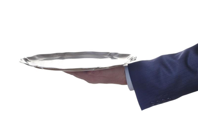 白色背景上的服务员与托盘