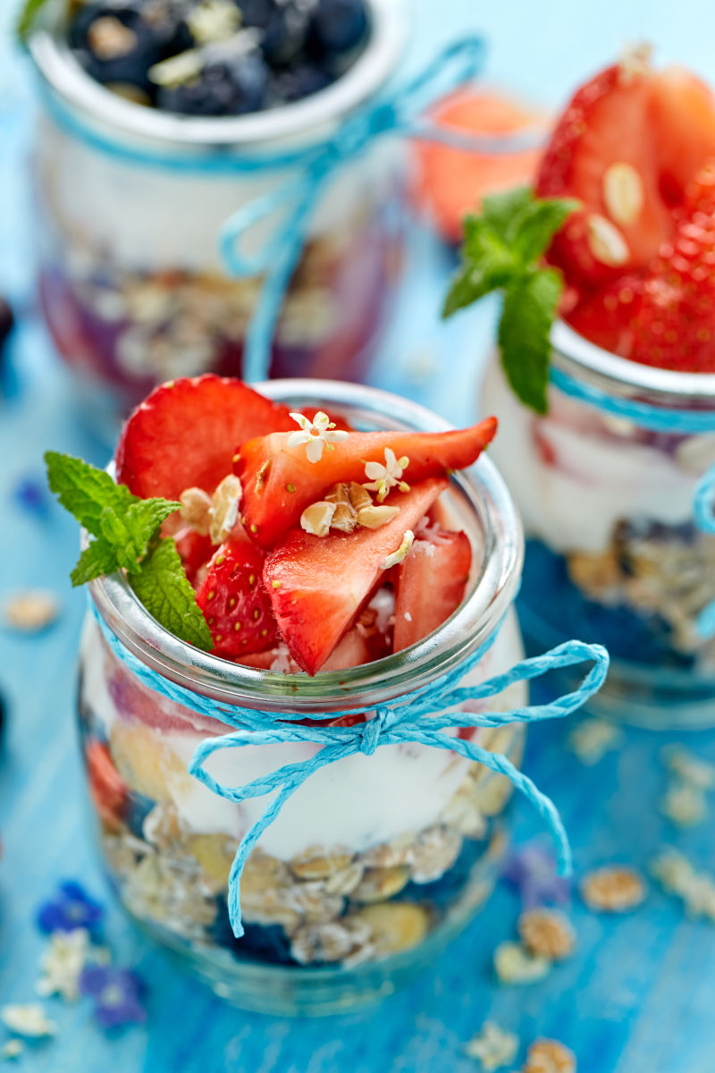 草莓与蓝莓酸奶