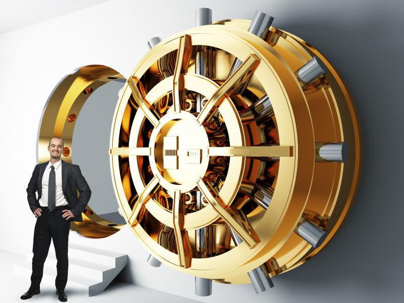 商人站在银行保险库的们的外边