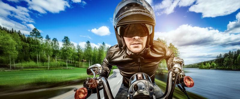  飙车的骑摩托车的男人