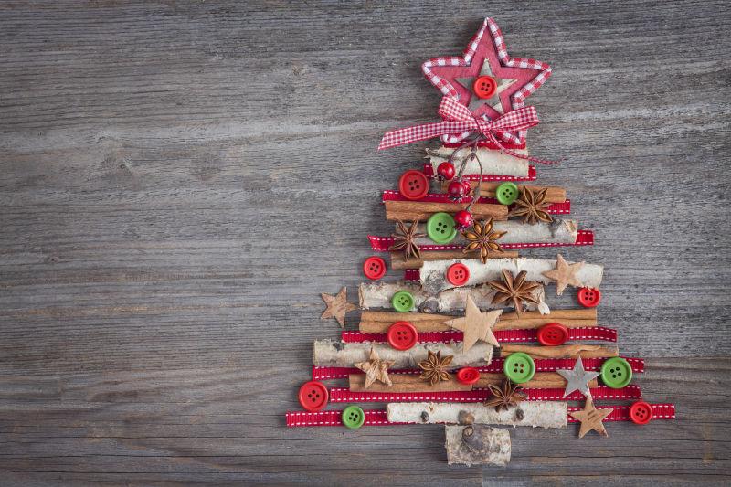 木制背景中的装饰品组成的圣诞树