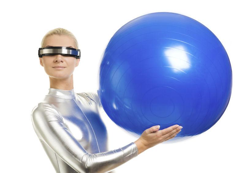 银装美女手上的蓝色瑜伽球