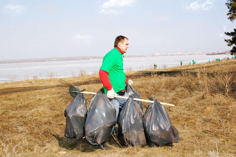 志愿者正在搬运垃圾