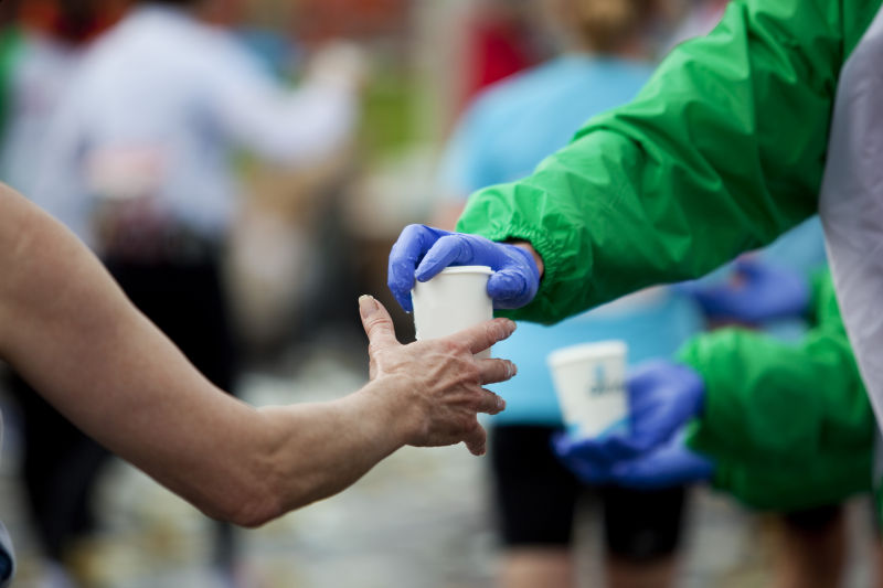 马拉赛志愿者在分发水