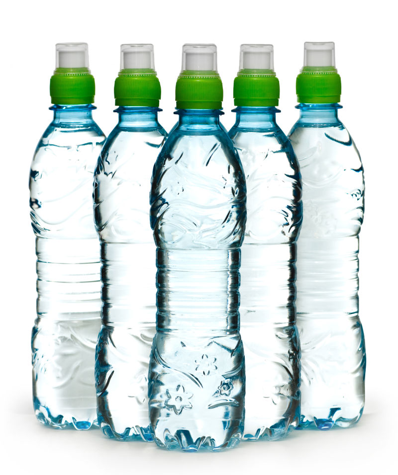 白色背景下的六瓶水