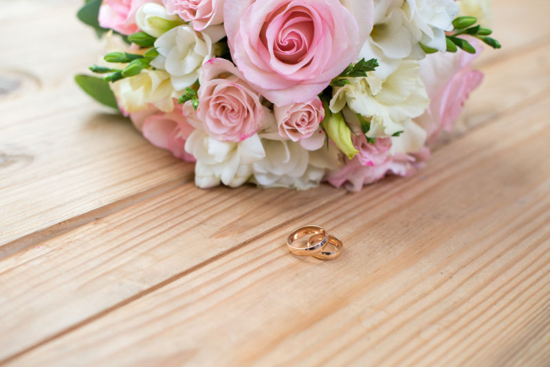 木桌上的花束与戒指