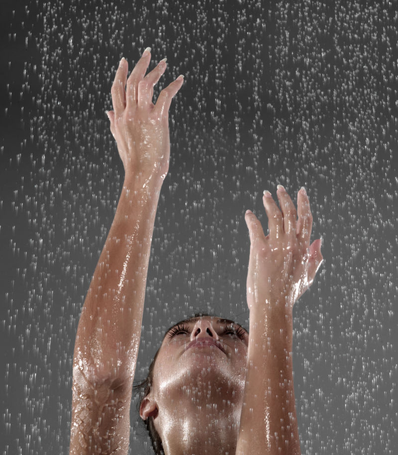 享受雨水滋润的美女