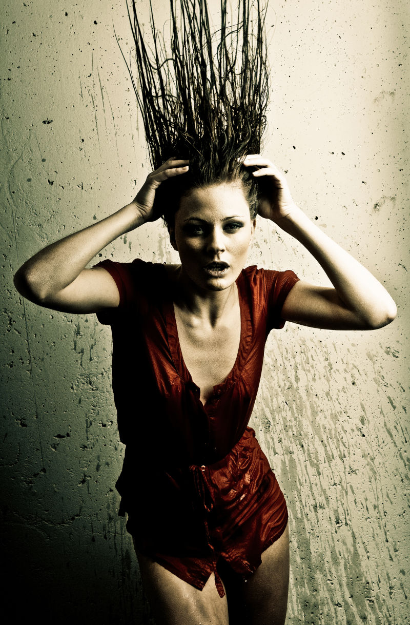 甩着头发的美女