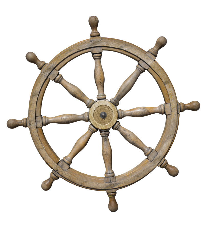 白色背景上的陈旧船只转向盘