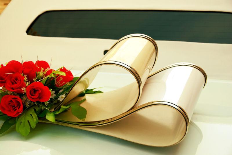豪华轿车的背面装饰着鲜花图片 白色婚礼复古车背面装饰着鲜花素材 高清图片 摄影照片 寻图免费打包下载