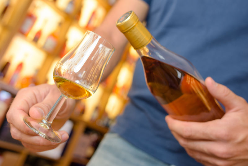 拿在手上倒入杯中的酒