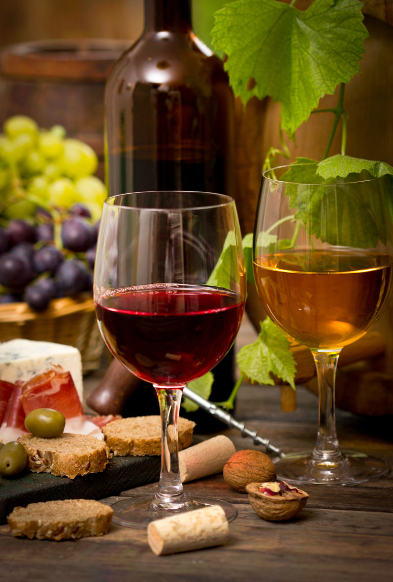 桌上的葡萄酒与葡萄