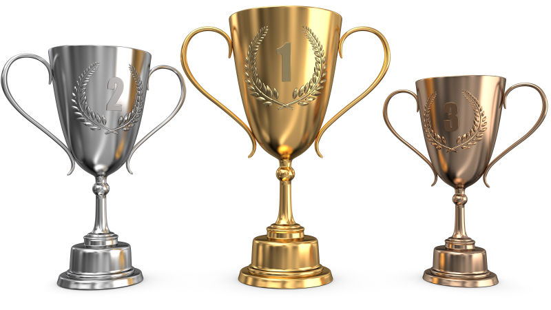 白色平台上三种不同的奖杯