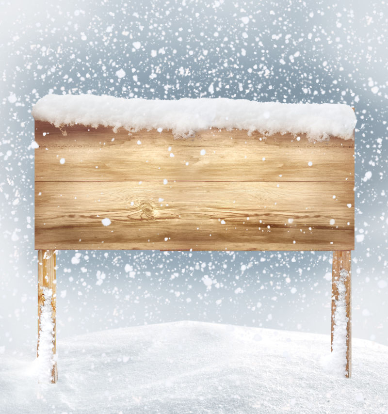 积满白雪的木板
