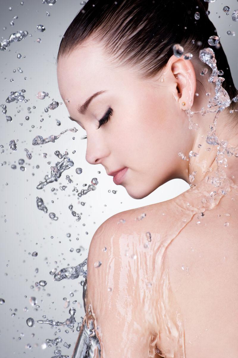 Мокрое лицо. Капают как девушки. Водная девушка модель. Девушка с каплями на лице. Фотопортреты в воде.