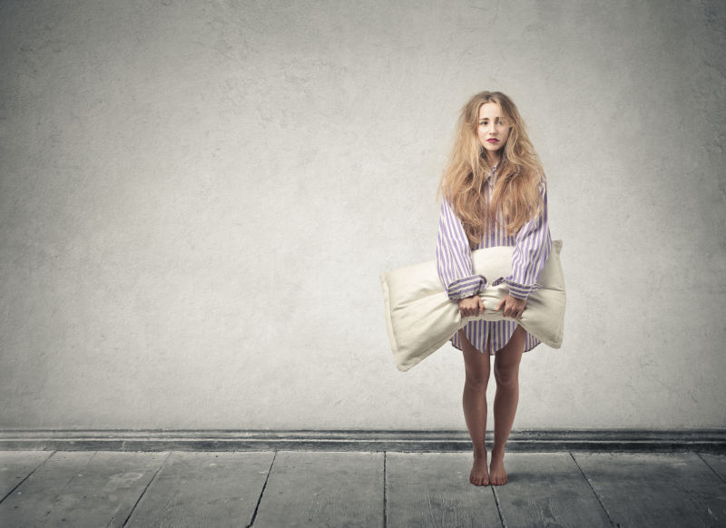 抱着枕头失眠的美女